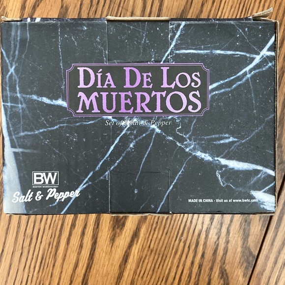 💕💀SUGAR SKULLS💀💕Dia de Los Muertos SALT/PEPPER SHAKERS NEW-lN-BOX💀🖤black/white🤍💀 - Picture 4 of 9
